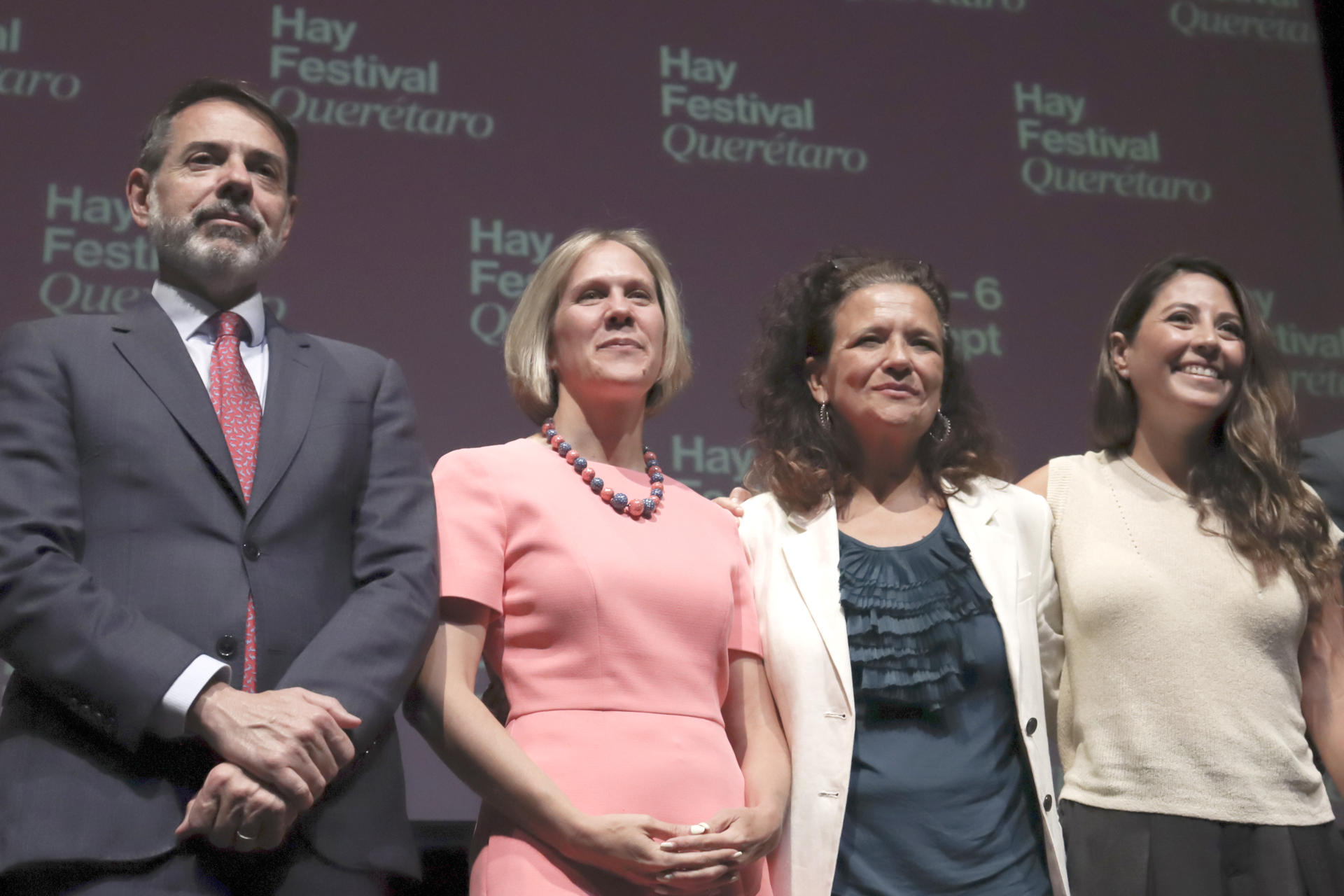 La directora internacional de Hay Festival, Cristina Fuentes la Roche (c-d), la secretaria de Cultura del municipio de Querétaro, Daniela Salgado (d), el embajador de España en México, Juan Duarte Cuadrado (i), y la embajadora del Reino Unido en México, Susannah Goshko (c-i), participan en una rueda de prensa este miércoles, en Ciudad de México (México). EFE/Ana Báez