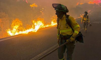 Bomberos trabajan en el incendio en el que seis personas han muerto en el municipio almeriense de Los Gallardos, en concreto en una pedanía del municipio vecino de Bédar, habiendo sido halladas algunas de las víctimas en el interior de vehículos que fueron alcanzados por las llamas. EFE/Emergencias Andalucía SÓLO USO EDITORIAL, PERMITIDO SU USO SÓLO EN RELACIÓN A LA INFORMACIÓN QUE APARECE EN EL PIE DE FOTO (CRÉDITO OBLIGATORIO)