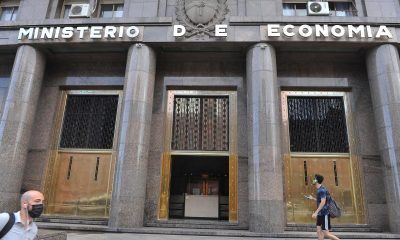 Fotografía de archivo en la que se captó la entrada principal de la Sede del Ministerio de Economía de Argentina, en la ciudad de Buenos Aires. EFE/Enrique García