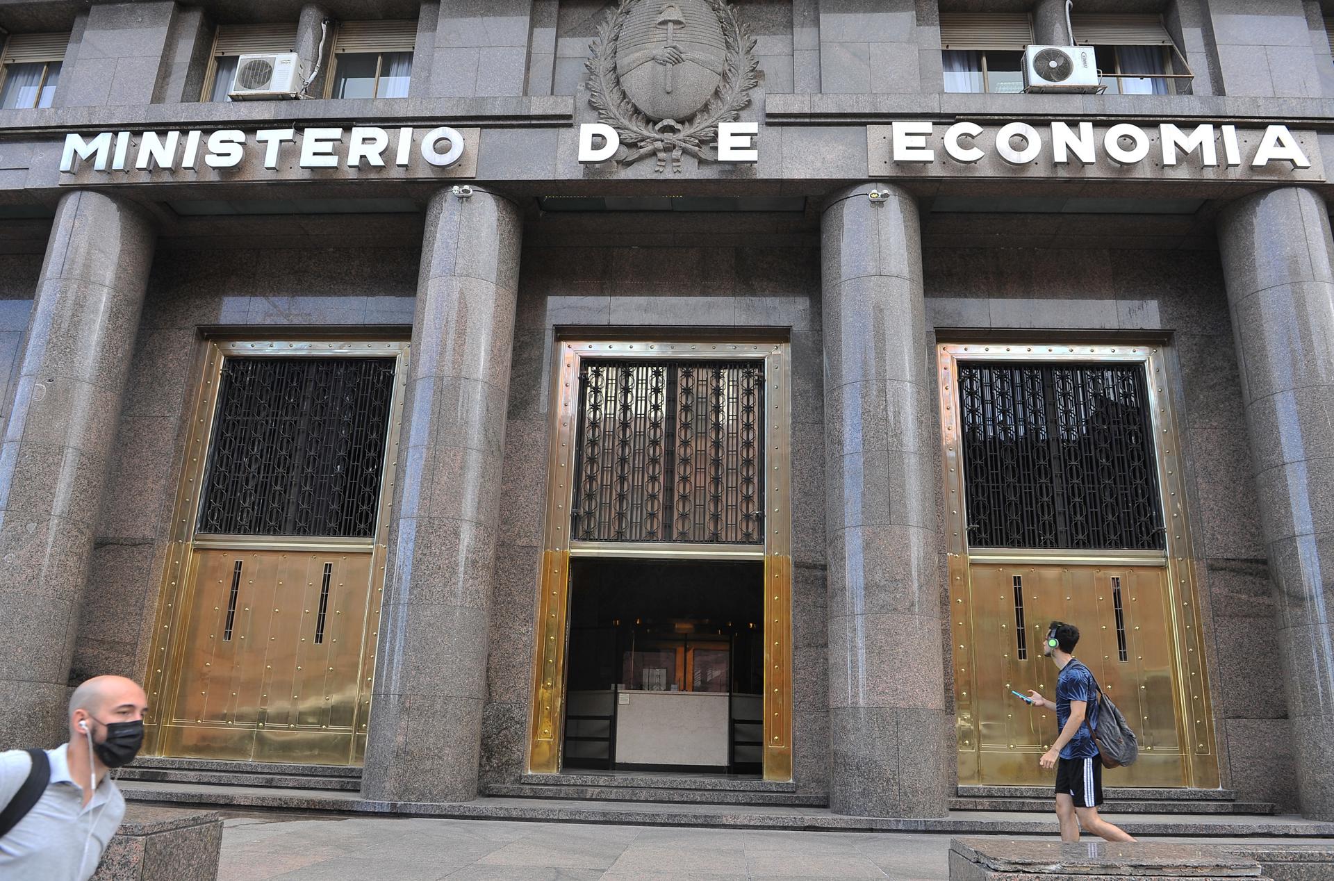 Fotografía de archivo en la que se captó la entrada principal de la Sede del Ministerio de Economía de Argentina, en la ciudad de Buenos Aires. EFE/Enrique García
