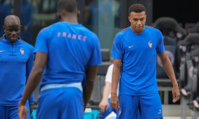 Fotografía del pasado 17 de julio, en la que puede verse al futbolista francés Kylian Mbappé (d), durante un entrenamiento en el Mundial de Estados Unidos, México y Canadá. EFE/ Alberto Boal