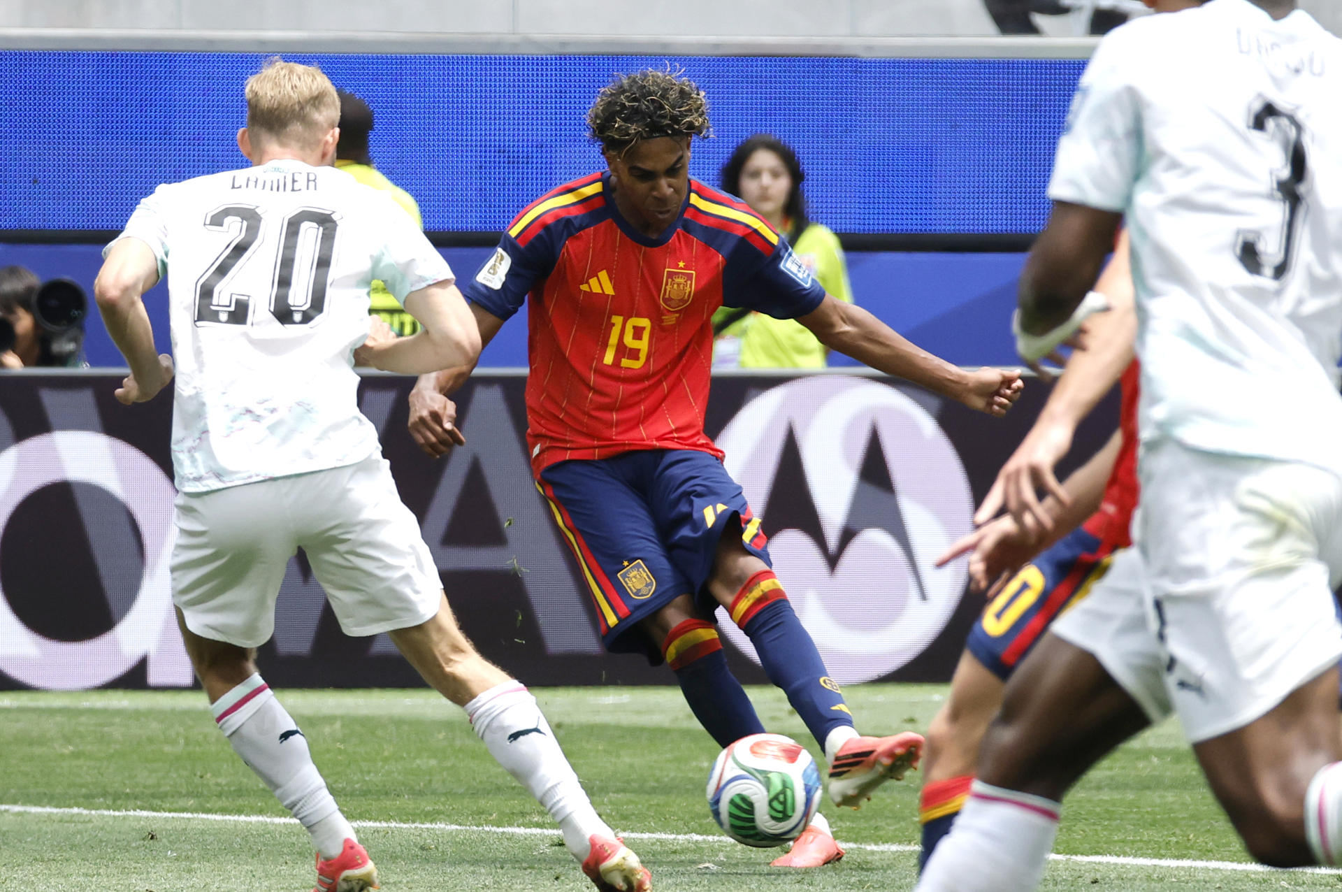 El internacional español Lamine Yamal (c), durante el partido disputado este jueves contra Austria, correspondiente a los dieciseisavos de final del Mundial de Estados Unidos, México y Canadá. EFE/ Lavandeira Jr