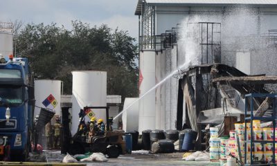 Bomberos combaten un incendio en una fábrica de pinturas, en el Parque Industrial de Santa Cruz (Bolivia). EFE/Juan Carlos Torrejón