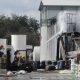 Bomberos combaten un incendio en una fábrica de pinturas, en el Parque Industrial de Santa Cruz (Bolivia). EFE/Juan Carlos Torrejón