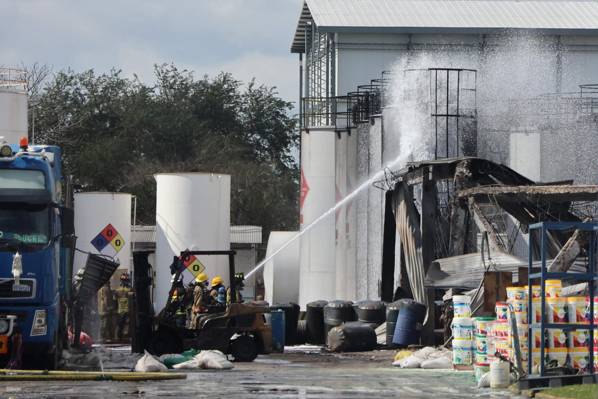 Bomberos combaten un incendio en una fábrica de pinturas, en el Parque Industrial de Santa Cruz (Bolivia). EFE/Juan Carlos Torrejón