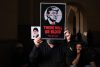 Un hombre muestra un cartel del presidente estadounidense, Donald Trump, en el que aparece en el radar de una ametralladora con el mensaje: "Se derramará sangre" en ingles y persa, durante los rezos funerarios del asesinado líder supremo de Irán Alí Jameneí en la mezquita Mosala de Teherán este domingo. Irán celebró el rezo fúnebre por el asesinado líder supremo Alí Jameneí que contó con la participación de decenas de miles de personas, entre ellas altos cargos del país, en el segundo día de los funerales públicos en el que resonaron las llamadas de venganza contra Estados Unidos e Israel. EFE/Jaime León