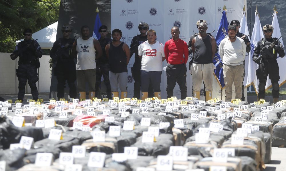 Vista general de los seis extranjeros detenidos durante la incautación de 6,68 toneladas, por parte de autoridades salvadoreñas, en San Luis La Herradura (El Salvador). EFE/Rodrigo Sura