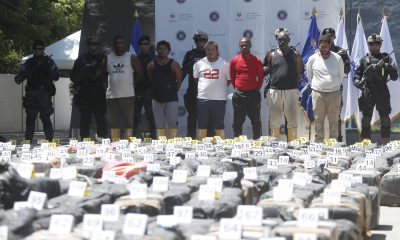 Vista general de los seis extranjeros detenidos durante la incautación de 6,68 toneladas, por parte de autoridades salvadoreñas, en San Luis La Herradura (El Salvador). EFE/Rodrigo Sura