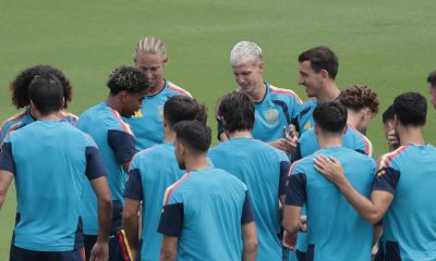 Los jugadores de la selección española durante el entrenamiento de este lunes en el Estadio Cotton Bowl en Dallas, en la víspera de la semifinal del Mundial de Fútbol ante Francia. EFE/Lavandeira jr