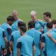 Los jugadores de la selección española durante el entrenamiento de este lunes en el Estadio Cotton Bowl en Dallas, en la víspera de la semifinal del Mundial de Fútbol ante Francia. EFE/Lavandeira jr