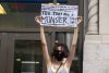 Una mujer sostiene un cartel de protesta durante la boda de la cantante Taylor Swift con el jugador de fútbol americano Travis Kelce en los alrededores del Madison Square Garden en Nueva York (Estados Unidos). EFE/ Ángel Colmenares
