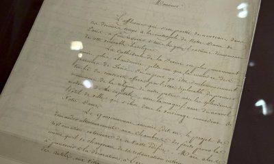 Carta firmada por múltiples personalidades francesas de la primera mitad del siglo XIX solicitando la reforma de la Catedral Notre-Dame de París frente a las propuestas de demolición de la época. EFE/ Pol Lloberas Cardona