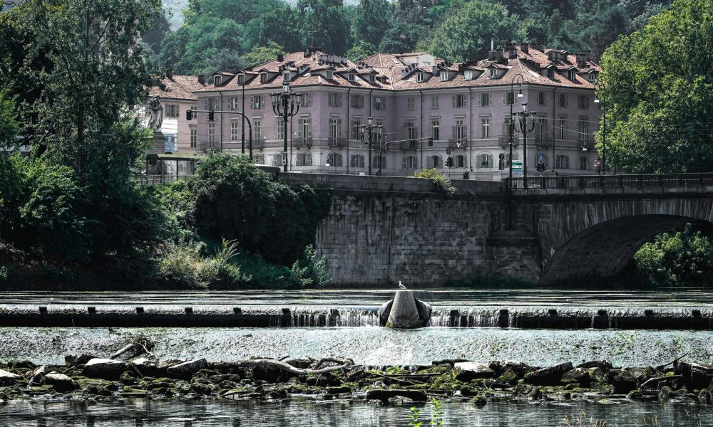 Vista del bajo nivel de agua del río Po, que dejó al descubierto bancos de arena y lechos de grava, cerca del puente Vittorio Emanuele I en Turín, Italia. EFE/EPA/TINO ROMANO