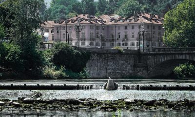 Vista del bajo nivel de agua del río Po, que dejó al descubierto bancos de arena y lechos de grava, cerca del puente Vittorio Emanuele I en Turín, Italia. EFE/EPA/TINO ROMANO