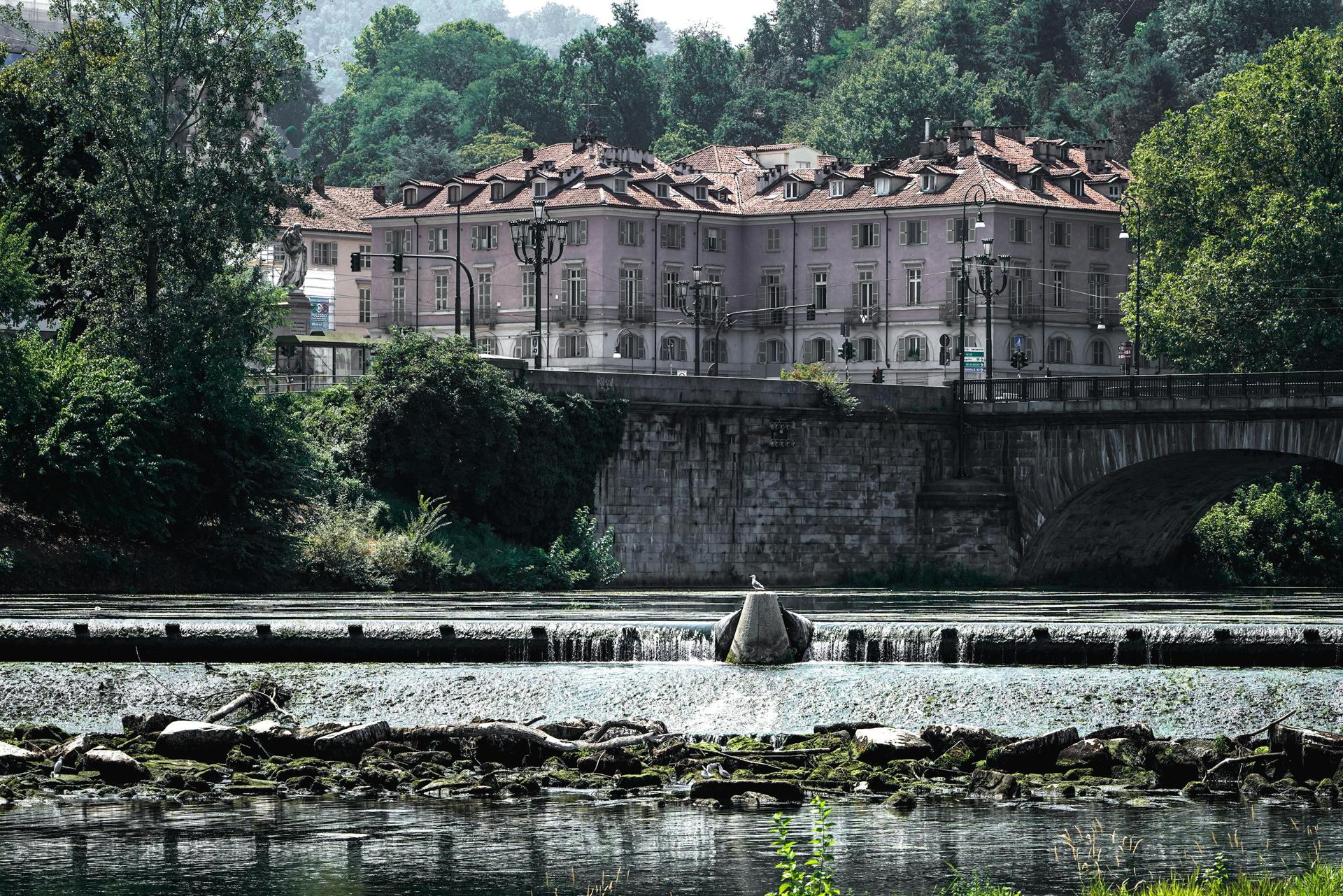 Vista del bajo nivel de agua del río Po, que dejó al descubierto bancos de arena y lechos de grava, cerca del puente Vittorio Emanuele I en Turín, Italia. EFE/EPA/TINO ROMANO