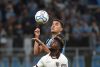 Gustavo Martins (arriba), de Gremio, disputa el balón con Dairon Asprilla, de Bolívar, en el estadio Arena do Gremio, en Porto Alegre (Brasil). EFE/Ricardo Rimoli
