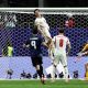 El gol de cabeza de Lautaro Martínez (i) con el que Argentina avanzó a la final del Mundial 2026 al vencer 1-2 a Inglaterra. EFE/EPA/RONALD WITTEK