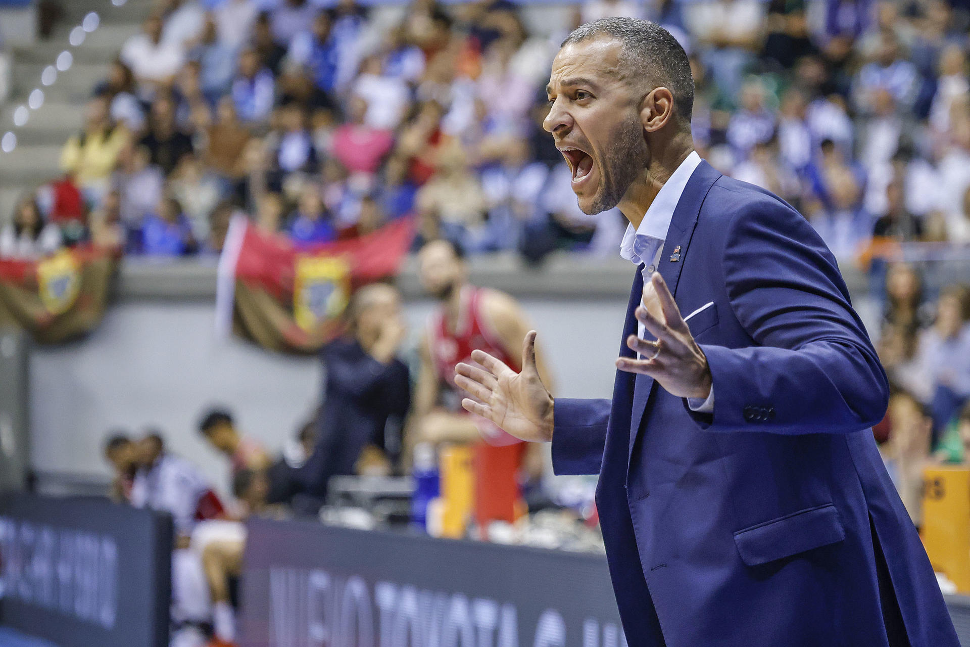 Fotografía del 4 de octubre de 2025, en la que puede verse al entrenador brasileño Bruno Savignani, durante un partido. EFE/ Santi Otero