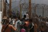 - Miles de jóvenes marroquíes llegaron este jueves a la frontera entre Castillejos (Marruecos) y Ceuta para tratar de cruzar la valla que separa las dos ciudades. EFE/Mohamed Siali
