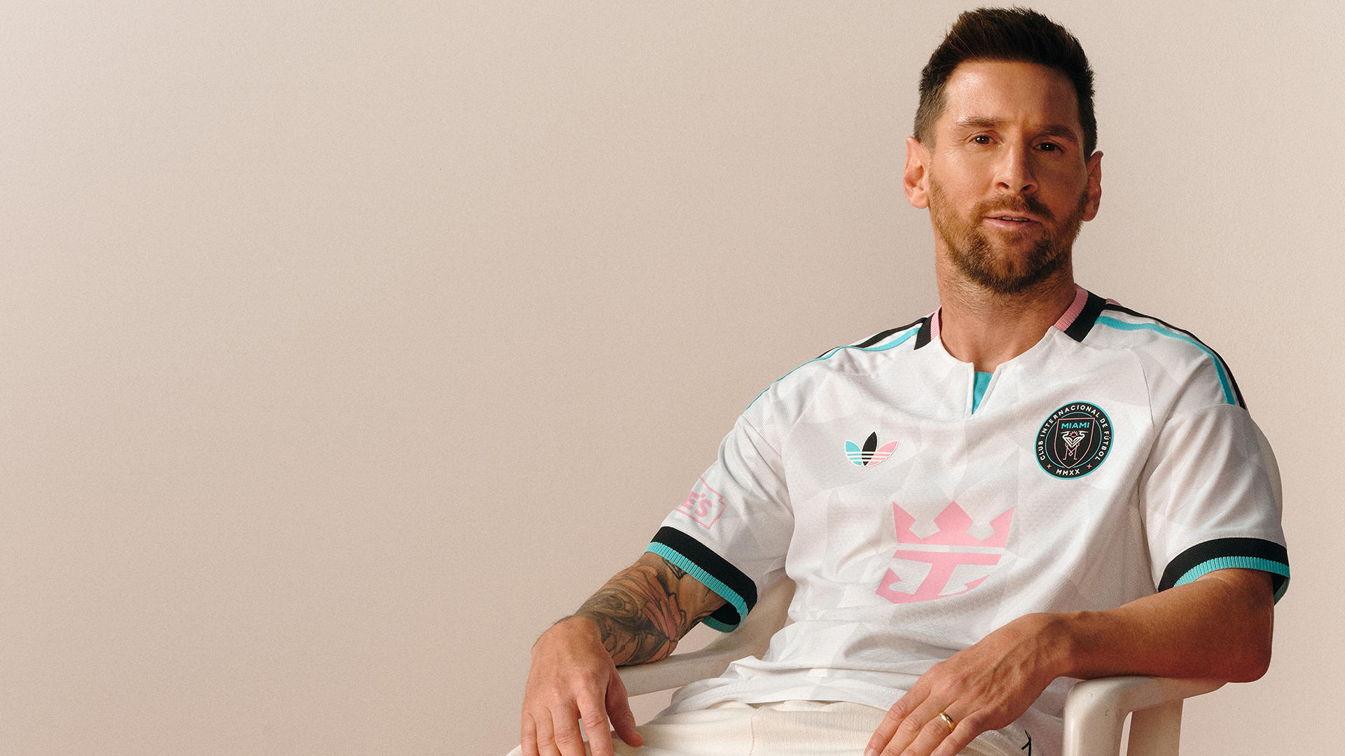 Fotografía cedida por el Inter Miami de su delantero Lionel Messi luciendo el tercer uniforme del club para 2026 que está inspirado en el Nu Stadium, nuevo hogar del club, en Miami, Florida (EE.UU.). EFE/Inter Miami *Sólo uso editorial*