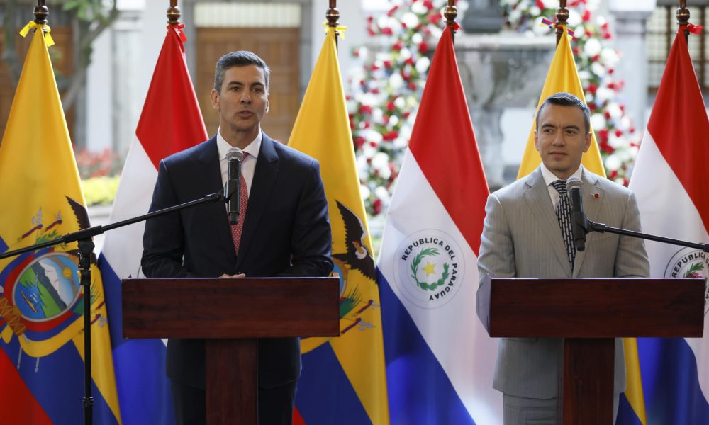 El presidente de Ecuador, Daniel Noboa (d), habla en una rueda de prensa junto a su homólogo de Paraguay, Santiago Peña, durante una visita oficial este miércoles, en Quito (Ecuador). EFE/ José Jácome