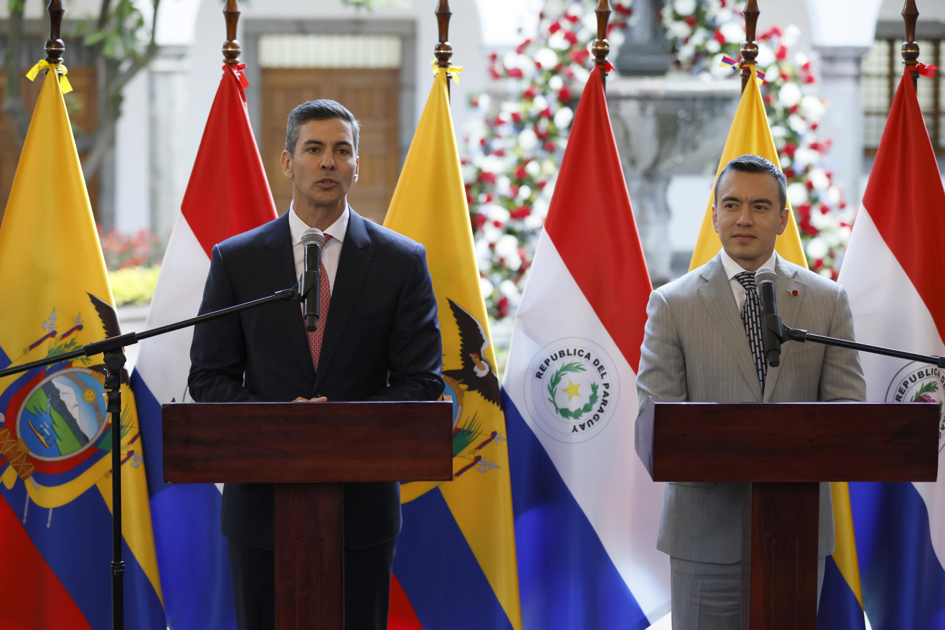 El presidente de Ecuador, Daniel Noboa (d), habla en una rueda de prensa junto a su homólogo de Paraguay, Santiago Peña, durante una visita oficial este miércoles, en Quito (Ecuador). EFE/ José Jácome