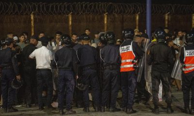 Una multitud se concentra en el paso fronterizo de Bab Sebta, entre Marruecos y el enclave español de Ceuta, cerca de Castillejos (Marruecos). EFE/EPA/JALAL MORCHIDI