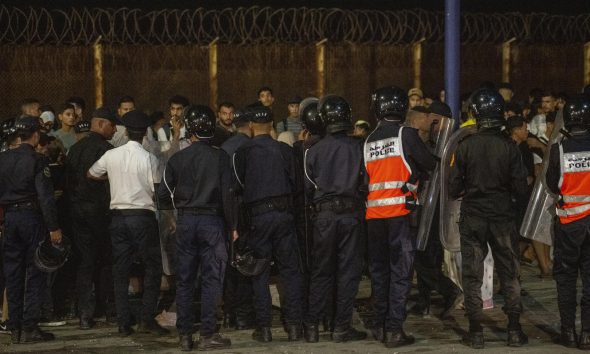 Una multitud se concentra en el paso fronterizo de Bab Sebta, entre Marruecos y el enclave español de Ceuta, cerca de Castillejos (Marruecos). EFE/EPA/JALAL MORCHIDI