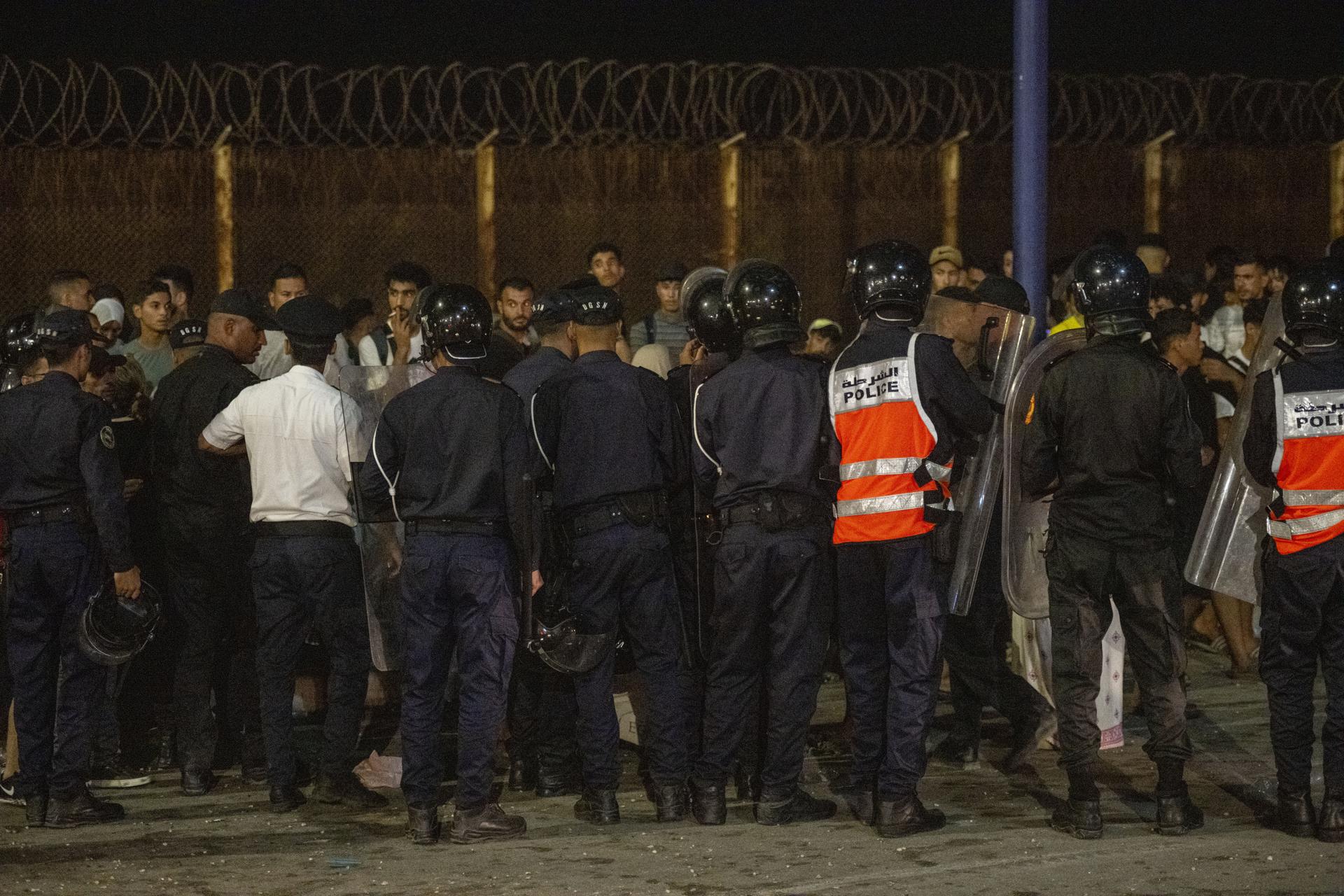 Una multitud se concentra en el paso fronterizo de Bab Sebta, entre Marruecos y el enclave español de Ceuta, cerca de Castillejos (Marruecos). EFE/EPA/JALAL MORCHIDI