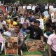 Protestas en Bangalore (India) en apoyo al activista Sonam Wangchuk, a quien el Gobierno indio ordenó hospitalizar a la fuerza. EFE/EPA/JAGADEESH NV