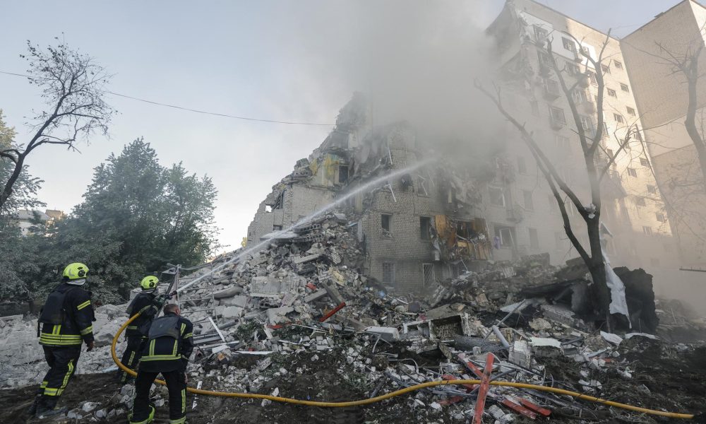 Rescatistas ucranianos trabajan en el lugar de un ataque con misiles rusos contra un edificio residencial de nueve plantas en Kiev, Ucrania, el 2 de julio de 2026. EFE/EPA/SERGEY DOLZHENKO