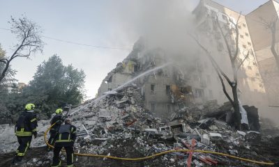 Rescatistas ucranianos trabajan en el lugar de un ataque con misiles rusos contra un edificio residencial de nueve plantas en Kiev, Ucrania, el 2 de julio de 2026. EFE/EPA/SERGEY DOLZHENKO