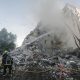 Rescatistas ucranianos trabajan en el lugar de un ataque con misiles rusos contra un edificio residencial de nueve plantas en Kiev, Ucrania, el 2 de julio de 2026. EFE/EPA/SERGEY DOLZHENKO