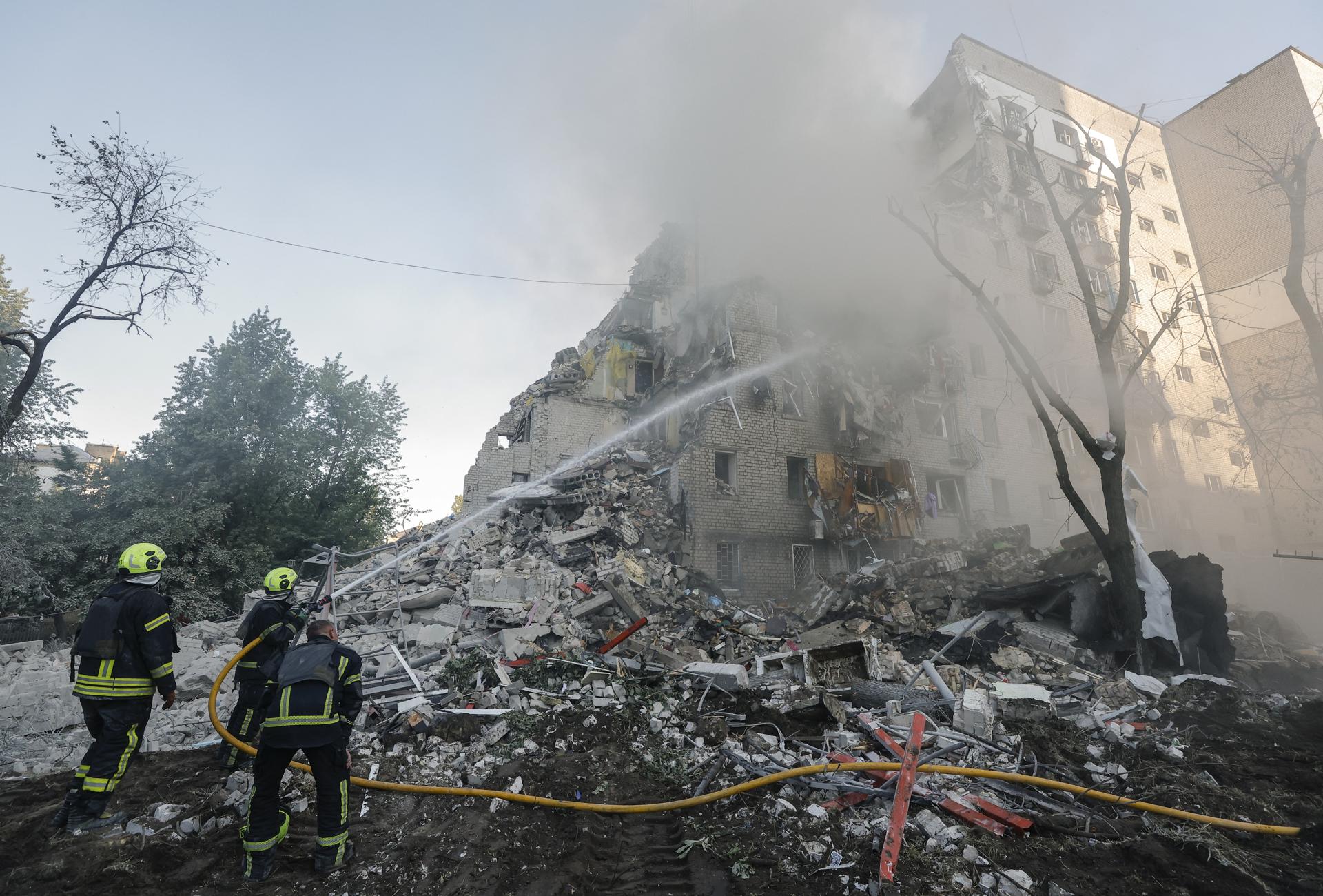 Rescatistas ucranianos trabajan en el lugar de un ataque con misiles rusos contra un edificio residencial de nueve plantas en Kiev, Ucrania, el 2 de julio de 2026. EFE/EPA/SERGEY DOLZHENKO