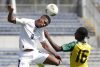 Raequan Campbell-Dennis (d) de Jamaica disputa un balón con Reynaldo Graham (i) de Panamá este miércoles, durante un partido del Campeonato Sub-20 de la Concacaf entre Jamaica y Panamá, en el estadio Universitario en Puebla (México). EFE/ Hilda Ríos