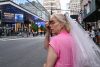 Una fan de Taylor Swift espera bajo un calor sofocante a las afueras del Madison Square Garden, con la esperanza de ver a la cantante mientras los invitados llegan a la celebración de la boda de Taylor Swift y Travis Kelce en Nueva York, EE. UU., el 3 de julio de 2026. EFE/LAURA BRETT
