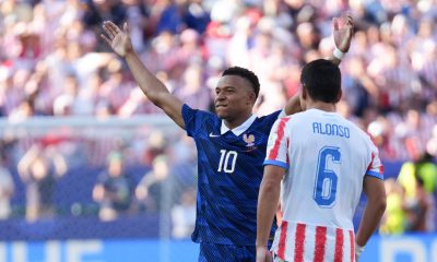 El francés Kylian Mbappé (i) celebra el gol de penalti que anotó ante Paraguay y que le bastó a su equipo para avanzar a cuartos de final del Mundial 2026. EFE/Ángel Colmenares