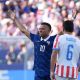 El francés Kylian Mbappé (i) celebra el gol de penalti que anotó ante Paraguay y que le bastó a su equipo para avanzar a cuartos de final del Mundial 2026. EFE/Ángel Colmenares