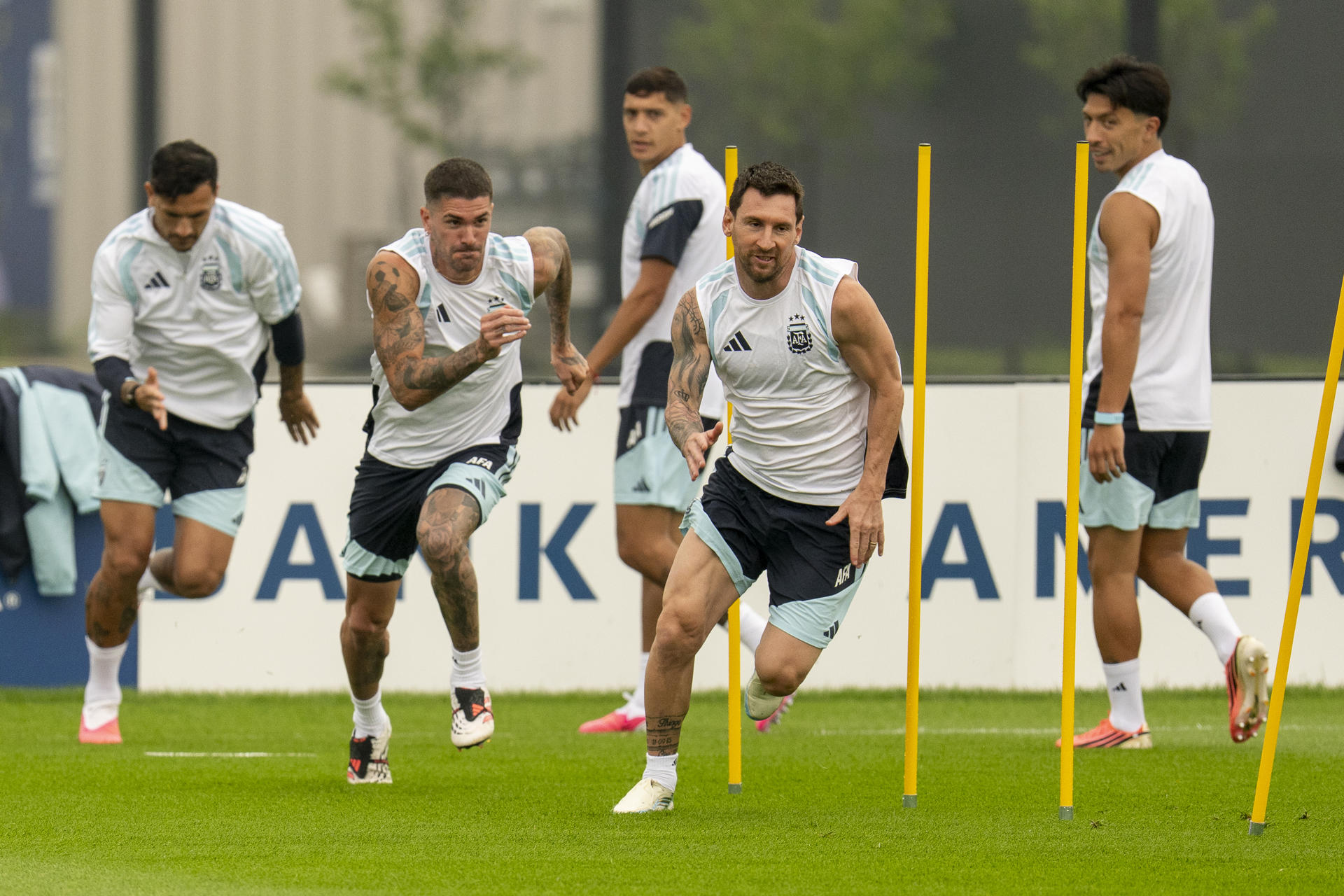 Lionel Messi y otros jugadores de la selección Argentina durante su entrenamiento en el Columbia Park Training Facility para preparar la final del Mundial 2026 frente a España. EFE/Ángel Colmenares