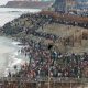 Multitud de personas se concentran en la parte marroquí de la playa del Tarajal para intentar acceder a Ceuta. EFE / Reduan.