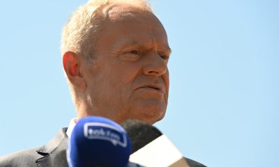 El primer ministro de Polonia, Donald Tusk, atiende a la prensa en Tarnawa-Kolonia, el pueblo donde cayó un misil de posible procedencia rusa. EFE/EPA/WOJTEK JARGILO POLAND OUT