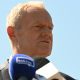 El primer ministro de Polonia, Donald Tusk, atiende a la prensa en Tarnawa-Kolonia, el pueblo donde cayó un misil de posible procedencia rusa. EFE/EPA/WOJTEK JARGILO POLAND OUT