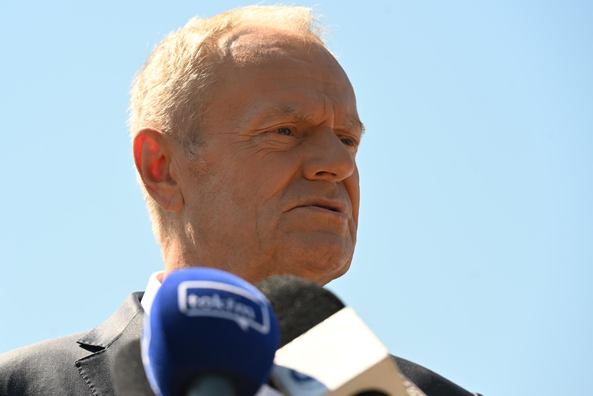 El primer ministro de Polonia, Donald Tusk, atiende a la prensa en Tarnawa-Kolonia, el pueblo donde cayó un misil de posible procedencia rusa. EFE/EPA/WOJTEK JARGILO POLAND OUT