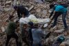 Voluntarios recuperan un cuerpo este martes, en La Guaira (Venezuela). EFE/ Miguel Gutiérrez