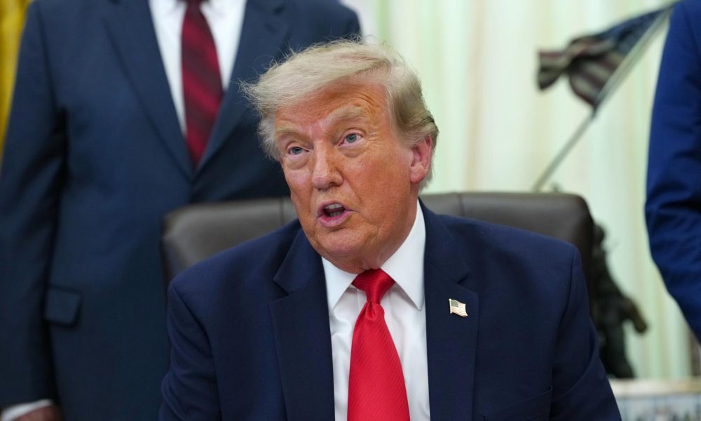 El presidente de Estados Unidos, Donald J. Trump, hace un anuncio en el Despacho Oval de la Casa Blanca, en Washington D. C., Estados Unidos, el 29 de julio de 2026.  EFE/AARON SCHWARTZ