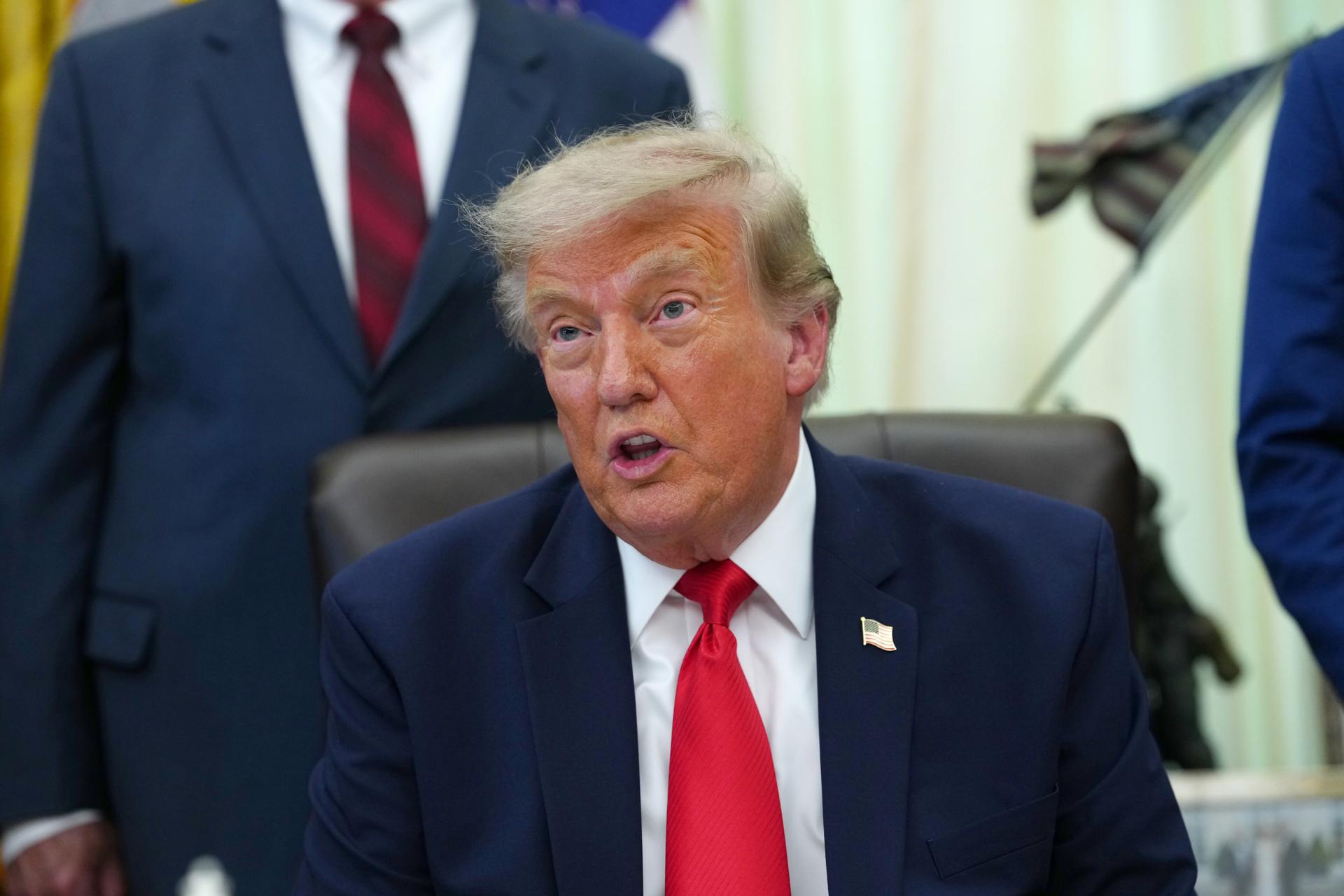 El presidente de Estados Unidos, Donald J. Trump, hace un anuncio en el Despacho Oval de la Casa Blanca, en Washington D. C., Estados Unidos, el 29 de julio de 2026.  EFE/AARON SCHWARTZ