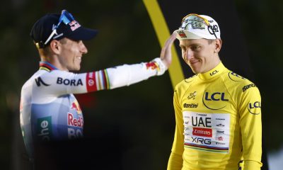 El belga Remco Evenepoel (i), segundo en el podio del Tour de Francia, y el ganador de la prueba, el esloveno Tadej Pogacar (d), este domingo en París. EFE/YOAN VALAT