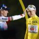 El belga Remco Evenepoel (i), segundo en el podio del Tour de Francia, y el ganador de la prueba, el esloveno Tadej Pogacar (d), este domingo en París. EFE/YOAN VALAT