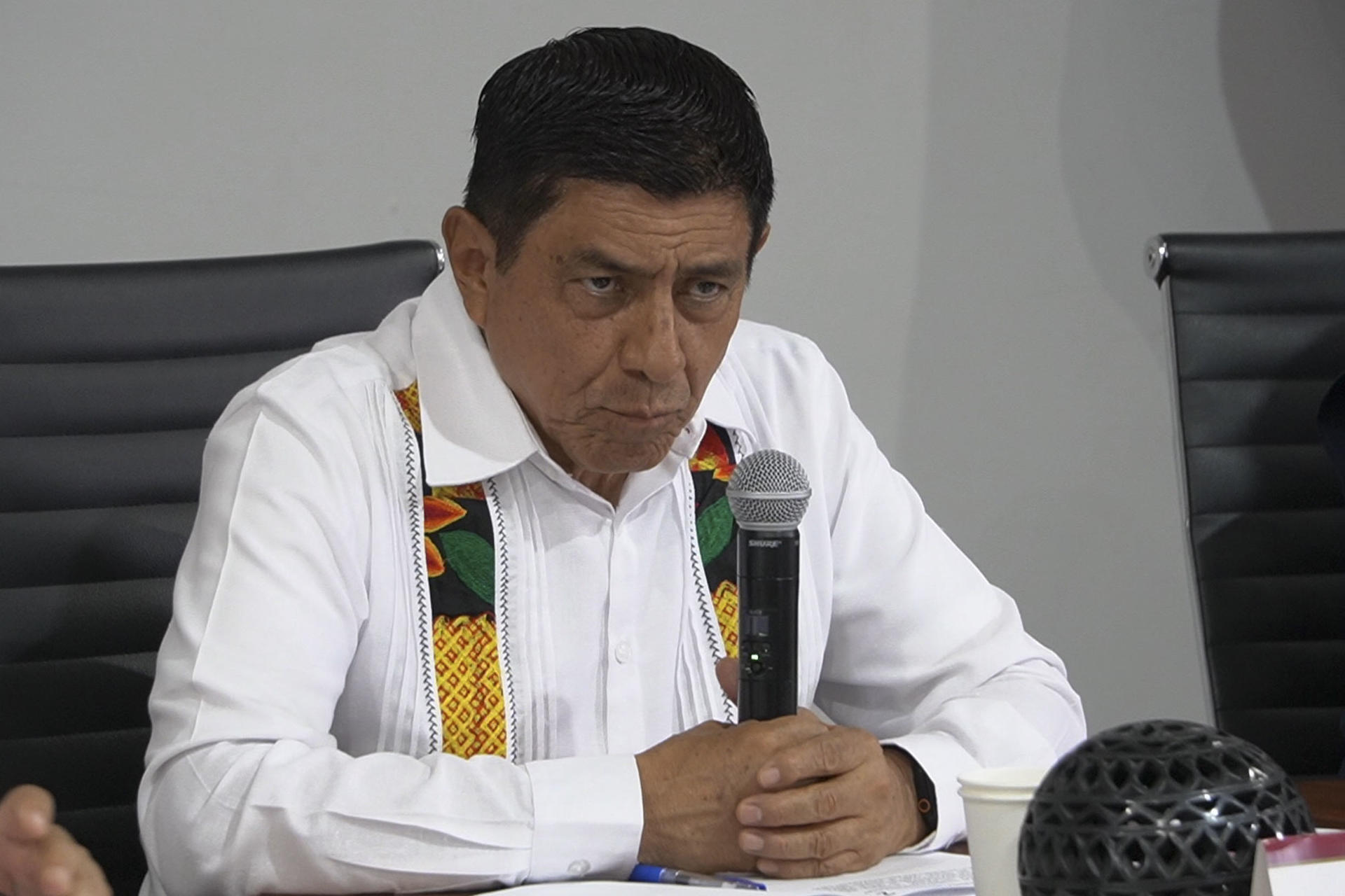 El gobernador de Oaxaca, Salomón Jara Cruz, aseguró que no solicitará licencia ni dejará su cargo tras el asesinato del periodista Francisco Alejandro Leyva Aguilar, quien había denunciado actos de hostigamiento por parte de autoridades estatales, este viernes en una rueda de prensa en Oaxaca (México). EFE/ Jesús Méndez