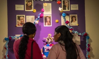 Fotografía del 26 de Junio de 2026 de asistentes a la exposición 'Archivos de resistencia: memorias de lucha de mujeres en Guayaquil' una muestra que crea una línea de tiempo que visibiliza el trabajo que muchas realizaron para conseguir una vida digna y libre de violencia, desde finales de 1970 hasta la actualidad. EFE/ Mauricio Torres